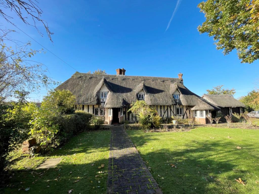 Lot: 31 - A DETACHED THATCHED COTTAGE FOR IMPROVEMENT AND REPAIR - Cromwell House taken from the front gate